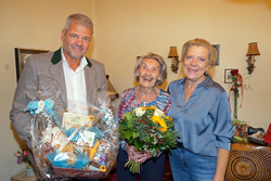 Bürgermeister Gerhard Köfer, die Jubilarin Hildegard Fröhlich und Vizebürgermeisterin Angelika Hinteregger (von links)