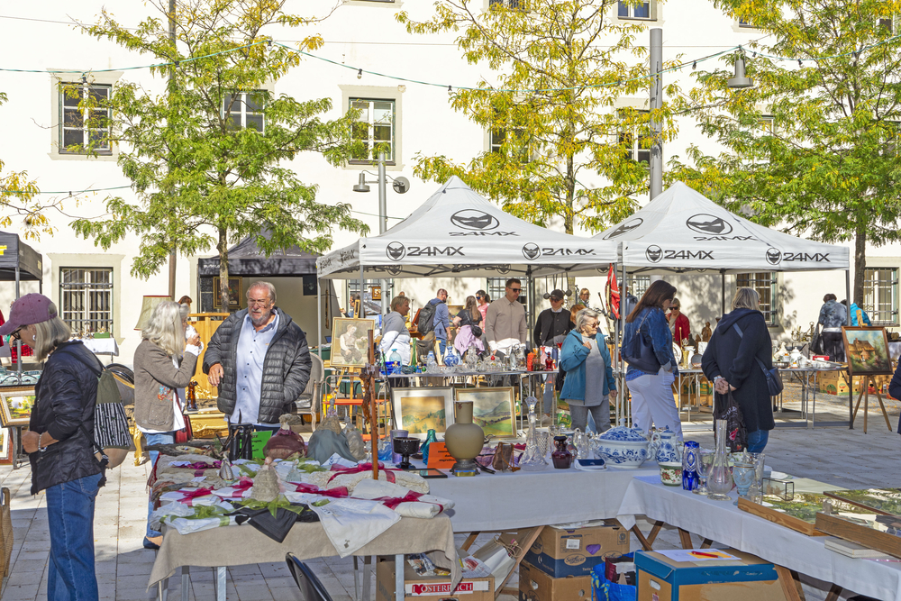 Flohmarkt in Österreich mit vielen Besuchern und Antiquitäten
