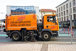 Frühjahrsputz 2024 Kehrmaschine Eine der Kehrmaschinen im Einsatz am Burgplatz