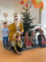 Der Nikolaus stattete den Kindern der städtischen Kindergärten einen Besuch ab
