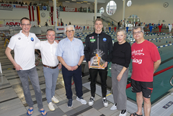 Heiko Gigler Ehrung Wolfram Kofler (Obmann Schwimmverein Spittal), Willi Pflügl (GF Spittal Betriebs GmbH), Hermann Strieder (ASVÖ Kärnten), Heiko Gigler, Vizebürgermeisterin Angelika Hinteregger und Klaus Brandstätter (Präsident des Landesschwimmverbandes Kärnten)