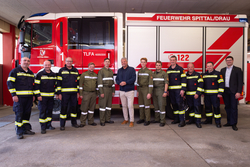 Neue Einsatzbekleidung für die Feuerwehren Neue Einsatzbekleidung für die Feuerwehren: Hier sieht man die Gegenüberstellung der alten und der neuen Uniformen - Foto: © Michael NEUWIRTH
