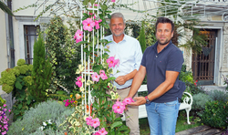 Blumenolympiade 2024 Bürgermeister Gerhard Köfer (links) und Gärtnermeister Daniel Santner beim Blumenpavillon vor dem Rathaus