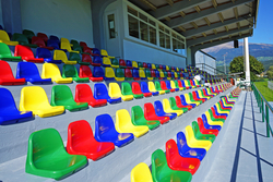 Die neue Tribüne des Goldeckstadions ist ein farbenfroher Blickfang