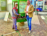 Der mittlerweile als Stadtmaler  bekannte Spittaler Heinz Dörfler (hier am Foto mit Bürgermeister Gerhard Köfer) verschönert in die Jahre gekommene Straßenlaternen, Geländer und vieles mehr. 