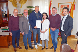 Vertragsunterzeichnung im Spittaler Rathaus: Bertold Uggowitzer (Abteilungsleiter Stadt Spittal), Bürgermeister Karl Lessiak (Reichenau), Bürgermeister Gerhard Köfer (Spittal), Christine Sitter (Geschäftsführerin Regionalverband und Leaderregion Nockregion), Bürgermeister Thomas Schäfauer (Seeboden) und Vizebürgermeister Johannes Zeiner (Vizebürgermeister Bad Kleinkirchheim)