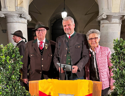 Siegfried Cesar (links) mit Gattin Maria und Bürgermeister Gerhard Köfer