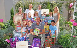 Schulstart Notfallboxen 2024 Bürgermeister Gerhard Köfer (vorne), GR Barbara Samobor, STR Almut Smoliner, GR Roland Mathiesl und GR Evelyn Köfer (hinten von links) mit einigen der 156 Schulanfänger