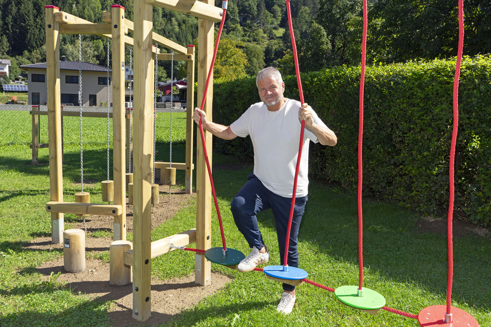 Mann auf einem Hindernisparcours im Freien, Österreich