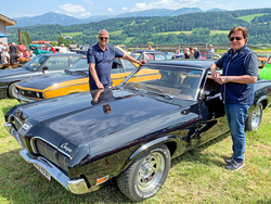 Besondere Fahrzeuge Bürgermeister Gerhard Köfer und Vizebürgermeister Willi Koch bei einer Veranstaltung der Oldtimerfreunde Rothenthurn