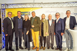 Eröffnung Metro Robert Jakob (Finanzchef Metro), Metro Generaldirektor Thierry Guillon-Verne, Vizbgm. Angelika Hinteregger, Bgm. Gerhard Köfer, Angela Wider (Chefin Einkauf Metro), Grundbesitzer Hans Sommeregger, Sigi Moerisch (WK-Spartenobmann und Hotelier) und Standortleiter Stephan Dapoz (von links)