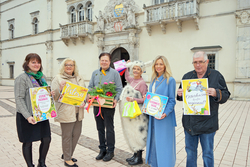 Oster-Aktionen 2024 GR Andrea Penker, GR Ingrid Paulitsch, Stadtmarketingreferent Vizebgm. Willi Koch, Osterhäsin Monika Gaberscek, Stadtmarketing-Ausschussobfrau GR Evelyn Köfer und GR Wolfgang Kofler (von links)