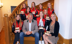 Sportakrobatinnen Empfang Rathaus Bürgermeister Gerhard Köfer hat die erfolgreichen Sportlerinnen im Rathaus empfangen