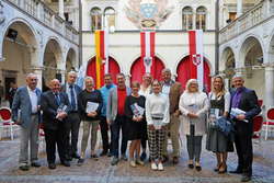 Festakt im Schloss-Innenhof bei der Eröffnung der mobilen Ausstellung zu 100 Jahre Kärntner Volksabstimmung