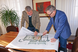Bürgermeister Gerhard Köfer (links) und Günther Wolligger (Abteilung 4) mit den Umbauplänen