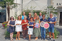candlelight in Weiß Gewinnspiel Übergabe Die Übergabe an die Gewinner fand vor dem Rathaus im Beisein von Vizebürgermeister Willi Koch und Stadtmarketing-Ausschussobfrau GR Evelyn Köfer statt