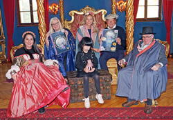 Das verzauberte Schloss 2023 Einladung zum verzauberten Schloss: Daniela Pirker (Stadtmarketing), GR Ingrid Paulitsch, GR Evelyn Köfer, Vizebgm. Willi Koch, GR Wolfgang Kofler (von links) und Ellena Pirker (Mitte)