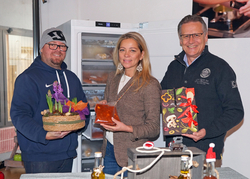 Pop-up-Store delikatESSEN Unternehmer Sandro Grutschnig (links) mit Gemeinderätin Evelyn Köfer und Gemeinderat Fritz Lambauer