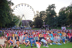 Mehr als 300 Zuschauer genossen die herrliche Kulisse beim Open Air Kino im Stadtpark
