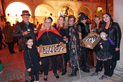 Das verzauberte Schloss 2023 GR Friedrich Lambauer, GR Ingrid Paulitsch, Initiatorin GR Evelyn Köfer, GR Susanne Demschar, GR Bettina Bärntatz, GR Daniela Winkler und Daniela Pirker vom Stadtmarketing mit Ellena Pirker und Alisia Winkler