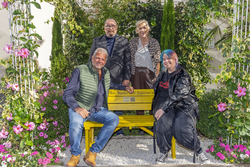 Yellow September gelbe Holzbank Bürgermeister Gerhard Köfer, mit Angelika Hinteregger von der Oberkärntner Mädchen- und Frauenberatung und Vertretern von pro mente