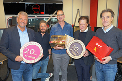 Quiz der 1.000 Fragen Monatsfinale Februar 2024 Bürgermeister Gerhard Köfer, Moderator Daniel Math, Gewinner Peter Pirker, Vizebürgermeister Willi Koch und ORF Kärnten Marketingleiter Claudio Ghidini (von links)
