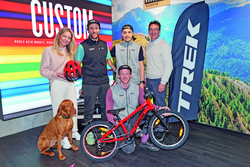 Fahrradflohmarkt 2024 Ankündigung Stadtmarketing-Ausschussobfrau GR Evelyn Köfer, Marco Dullnig (Trek Bicycle), Lucas Allmayer (Trek Bicycle), Gerhard Briggl vom Stadtmarketing (hinten von links) und Ebert Grojer (Trek Bicycle) mit Hund „Pelé“ (vorne) – dieses Kinderfahrrad gibt es zu gewinnen