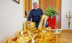 Packerlaktion Bürgermeister Gerhard Köfer setzt sich seit vielen Jahren mit einer besonderen Initiative dafür ein, dass Spittaler Kinder aus finanziell schwierigen Verhältnissen zumindest ein kleines Weihnachtspackerl unter dem Christbaum vorfinden