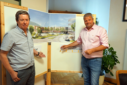 Eigentümer Andreas Messner und Bürgermeister Gerhard Köfer bei der Präsentation der Pläne